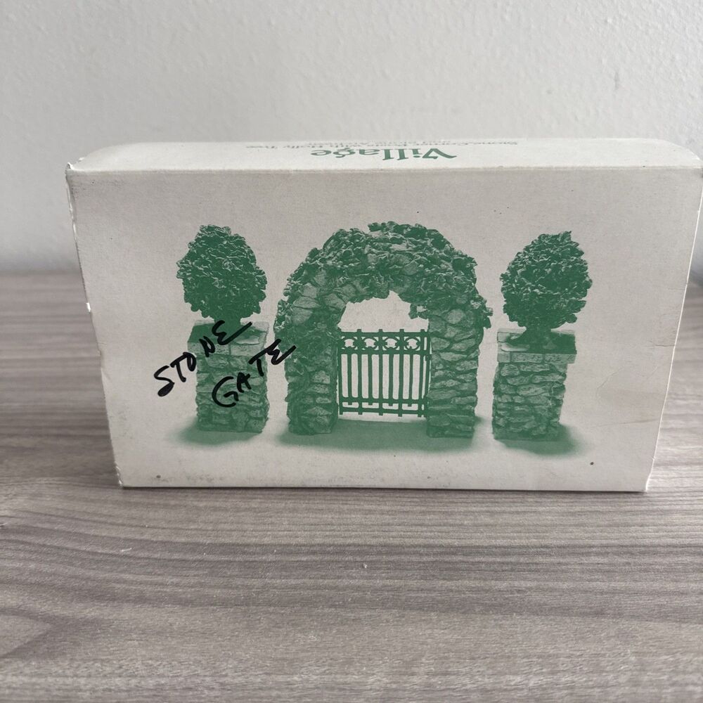 Dept. 56 Heritage Village - Stone Corner Poste with‎ Holly Tree and Arch - Set/3